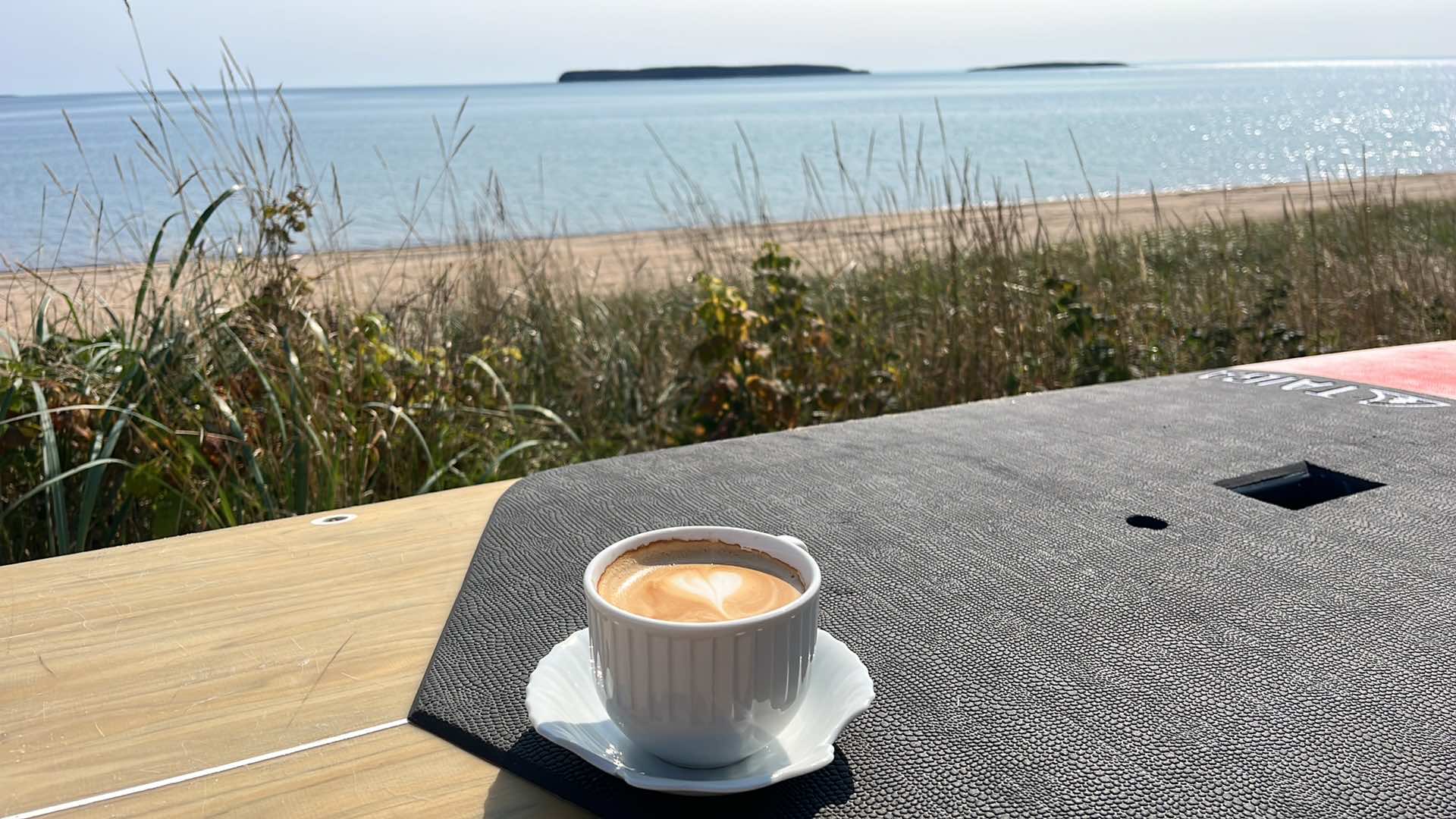 Café au bord demain sur paddleboard